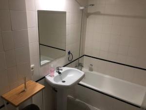 Koupelna v ubytování Monte Duquesa large 2 bed ground floor, close to Port and Beach with communal pool