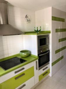 Kuchyň nebo kuchyňský kout v ubytování Monte Duquesa large 2 bed ground floor, close to Port and Beach with communal pool