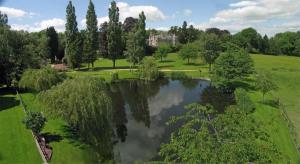 una vista aérea de un estanque en un parque en Mellington Hall Country House Hotel, en Church Stoke