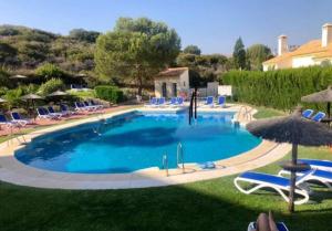 Bazén v ubytování Monte Duquesa large 2 bed ground floor, close to Port and Beach with communal pool nebo v jeho okolí