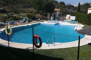 Bazén v ubytování Monte Duquesa large 2 bed ground floor, close to Port and Beach with communal pool nebo v jeho okolí