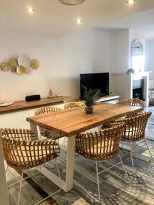 TV a/nebo společenská místnost v ubytování Monte Duquesa large 2 bed ground floor, close to Port and Beach with communal pool