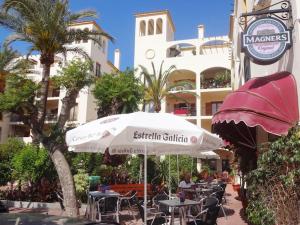 Restaurace v ubytování Monte Duquesa large 2 bed ground floor, close to Port and Beach with communal pool