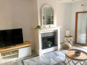 TV a/nebo společenská místnost v ubytování Monte Duquesa large 2 bed ground floor, close to Port and Beach with communal pool
