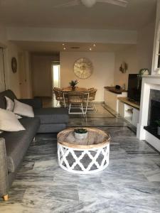 Posezení v ubytování Monte Duquesa large 2 bed ground floor, close to Port and Beach with communal pool