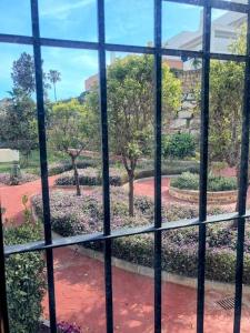 Zahrada ubytování Monte Duquesa large 2 bed ground floor, close to Port and Beach with communal pool