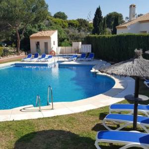 Bazén v ubytování Monte Duquesa large 2 bed ground floor, close to Port and Beach with communal pool nebo v jeho okolí