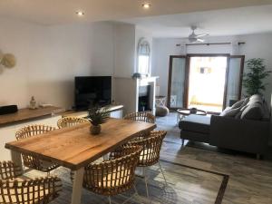 Posezení v ubytování Monte Duquesa large 2 bed ground floor, close to Port and Beach with communal pool