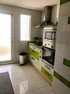 Kuchyň nebo kuchyňský kout v ubytování Monte Duquesa large 2 bed ground floor, close to Port and Beach with communal pool