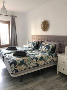 Postel nebo postele na pokoji v ubytování Monte Duquesa large 2 bed ground floor, close to Port and Beach with communal pool