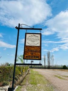 una señal en el costado de un camino de tierra en Cabañas Morita Mia en San Rafael