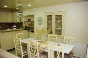 jadalnia ze stołem i krzesłami oraz kuchnia w obiekcie The view of gora w Kutaisi
