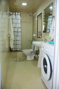 W łazience znajduje się pralka i umywalka. w obiekcie The view of gora w Kutaisi