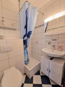 La petite salle de bains est pourvue de toilettes et d'un lavabo. dans l'établissement Ferienpark H07-008 Ferienpark, à Heiligenhafen