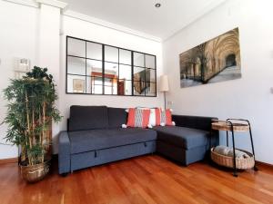 salon z kanapą i stołem w obiekcie Apartamento El Rincón de Sancha w mieście Toledo