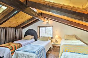 3 Betten in einem Zimmer mit Holzdecken in der Unterkunft Swiss-Style Chalet with Fireplace - Near Story Land! in Bartlett
