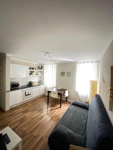 ein Wohnzimmer mit einem Sofa und einem Tisch in der Unterkunft Apartments Thommen in Nürnberg