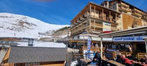 une station de ski avec un bâtiment et une montagne dans l'établissement Studio 57, à Orcières