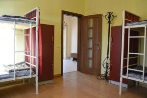 um quarto com 2 beliches e uma porta em Хостел ПІД ФІКУСОМ em Ivano-Frankivsk