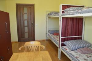 Uma ou mais camas em beliche em um quarto em Хостел ПІД ФІКУСОМ