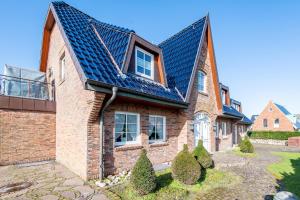 una casa con tetto ricoperto di pannelli solari di Haus Lucia Whg 04 a Westerland