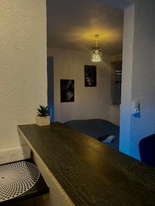 a room with a table and a room with a bed at Cocon Accès facile Parking Gratuit in Belfort