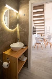 a bathroom with a sink and a mirror at PETRINO FOINIKOUNTA in Finikounta