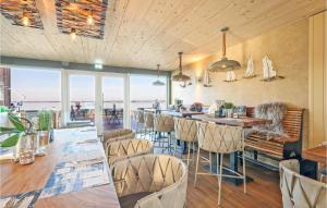 ein Restaurant mit Stühlen und eine Bar mit Aussicht in der Unterkunft Cozy Apartment In Lembruchdümmer See in Lembruch