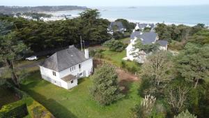 an aerial view of a white house with the ocean in the background at Les Roches Plates in Fréhel