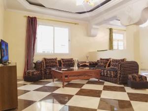 ein Wohnzimmer mit Sofas und einem Tisch in der Unterkunft Appartement 200 m 2 + 5 min du c.c.o in Oran