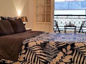 Schlafzimmer mit einem Bett, einem Tisch und einem Fenster in der Unterkunft Appartement 200 m 2 + 5 min du c.c.o in Oran