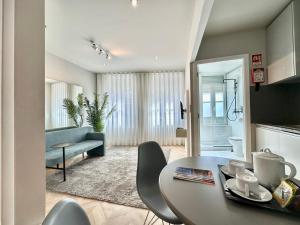 een woonkamer met een tafel en een bank bij YOUROPO - Capela in Porto