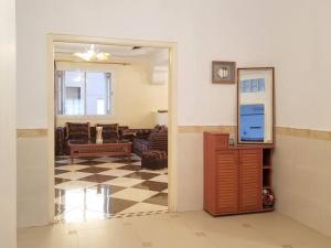 ein Zimmer mit einem Wohnzimmer mit einem Schachbrettboden in der Unterkunft Appartement 200 m 2 + 5 min du c.c.o in Oran