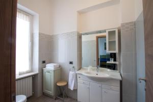 A bathroom at Palazzo di Primavera Guest House