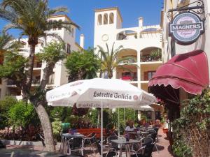 Restaurace v ubytování Monte Duquesa large 2 bed ground floor, close to Port and Beach with communal pool