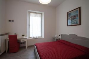 A bed or beds in a room at Palazzo di Primavera Guest House