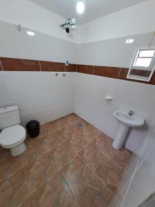 uma casa de banho com um WC e um lavatório em Hostal Palacio del Inca em Comunidad Yumani