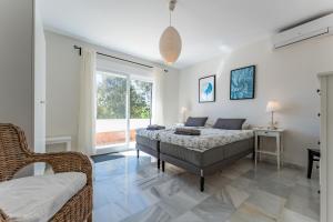 un dormitorio con una cama y una ventana en Holiday Villa Torrenueva, en La Cala de Mijas 31 fotos más