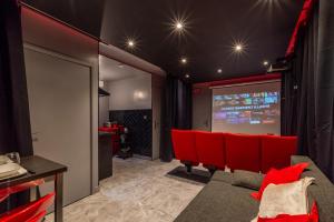 Habitación con sillas rojas y pantalla de proyección en The Movies - Fairytale Factory, en Montévrain