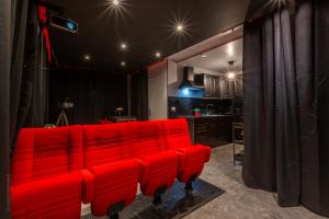 un sofá rojo en una habitación con cocina en The Movies - Fairytale Factory, en Montévrain