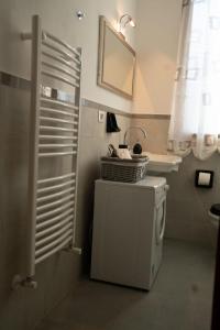 uma casa de banho com um lavatório e uma máquina de lavar roupa em La casa di Nettuno em La Spezia