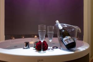 eine Flasche Champagner und zwei Gläser in der Badewanne in der Unterkunft Argentina Residenza Style Hotel in Rom