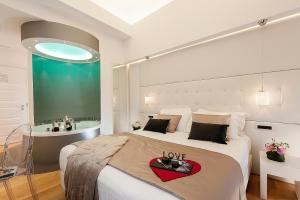Un dormitorio con una cama con un corazón de amor. en Argentina Residenza Style Hotel, en Roma