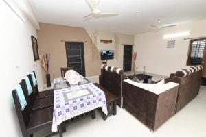 sala de estar con mesa de comedor y sillas en Sree Elite Home Stay, en Tirupati