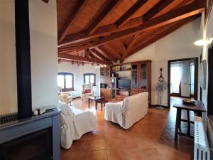 - un salon avec des chaises blanches et une cheminée dans l'établissement Villa Isabel, à Baveno