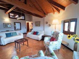 - un salon avec deux canapés et une table dans l'établissement Villa Isabel, à Baveno