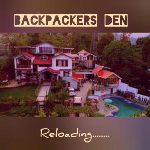 甘托克的住宿－Backpackers Den (TRC)，一张带游泳池的大房子的照片
