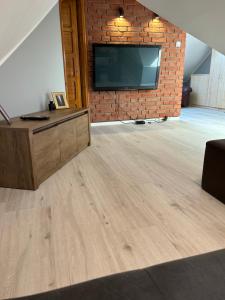 Televízia a/alebo spoločenská miestnosť v ubytovaní Klimatyzowany Apartament Nad Suwalskim Bulwarem
