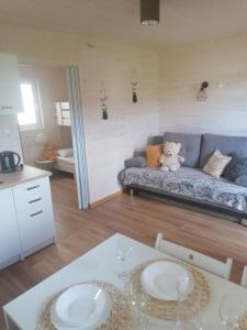 een woonkamer met een teddybeer op een bank bij Domki Milka in Ustka