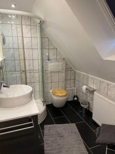 ein Badezimmer mit einem Waschbecken, einem WC und einem Waschbecken in der Unterkunft Häuschen zentral gelegen in Detmold